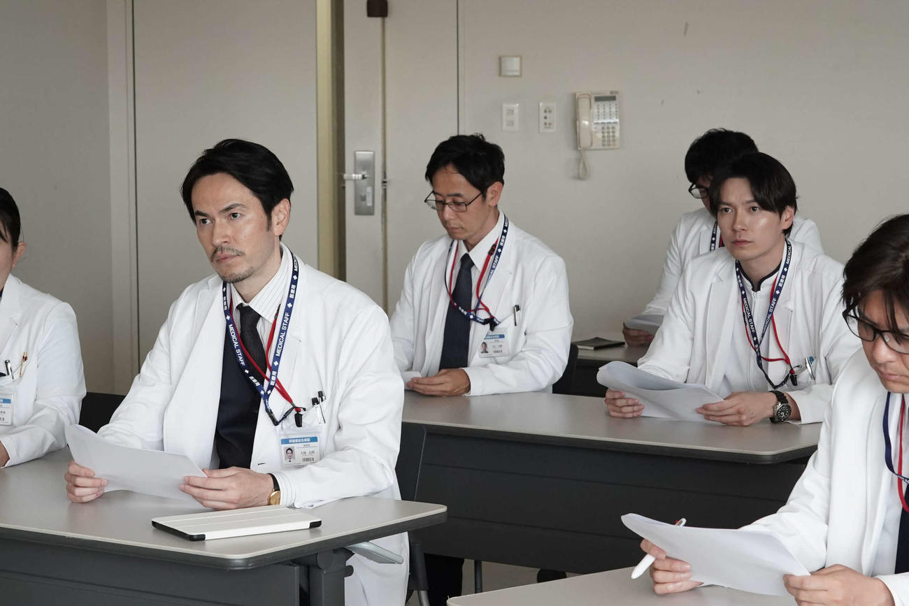 フジテレビ系「院内警察」に出演する漫画原作者の酒井義氏（左）(C)フジテレビ