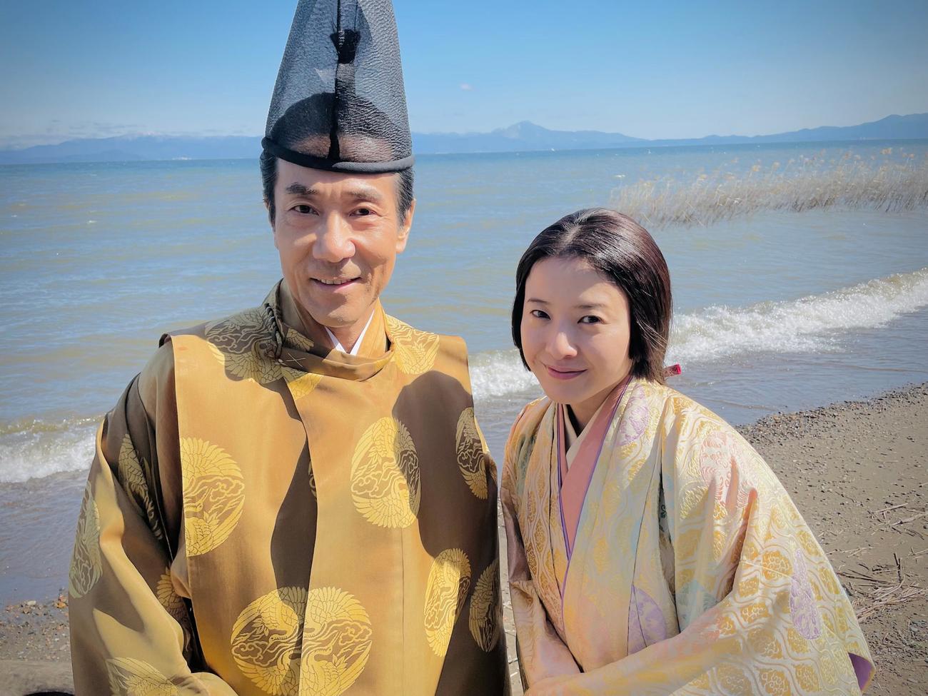 「光る君へ」琵琶湖ロケに臨んだ吉高由里子（右）と岸谷五朗
