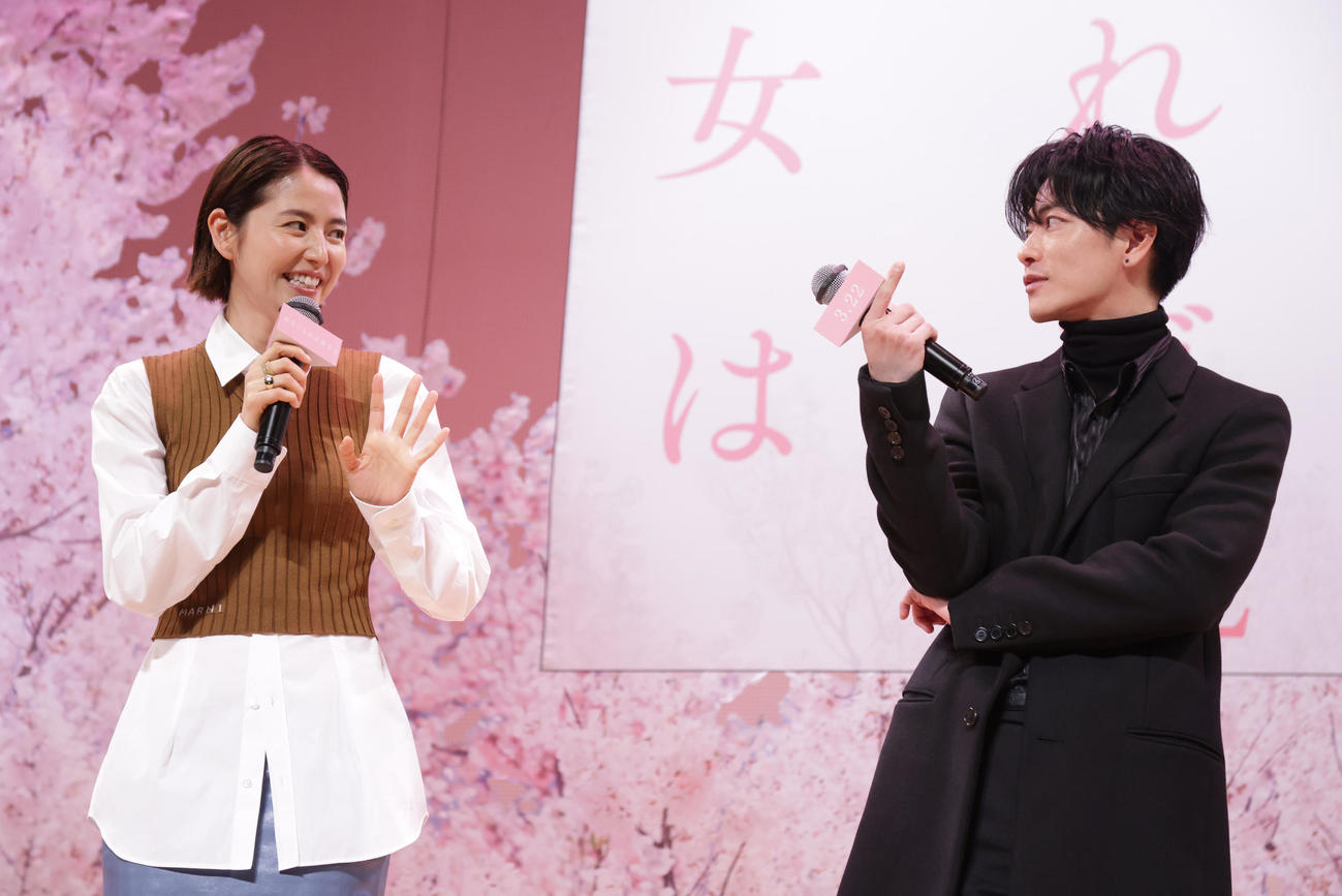 映画「四月になれば彼女は」完成披露舞台あいさつを行った長澤まさみ（左）と佐藤健（撮影・中島郁夫）