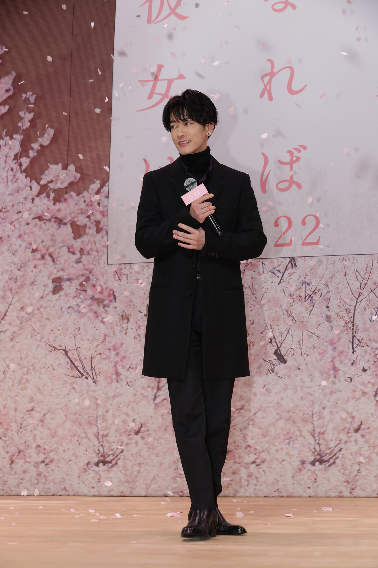 映画「四月になれば彼女は」完成披露舞台あいさつを行った佐藤健（撮影・中島郁夫）