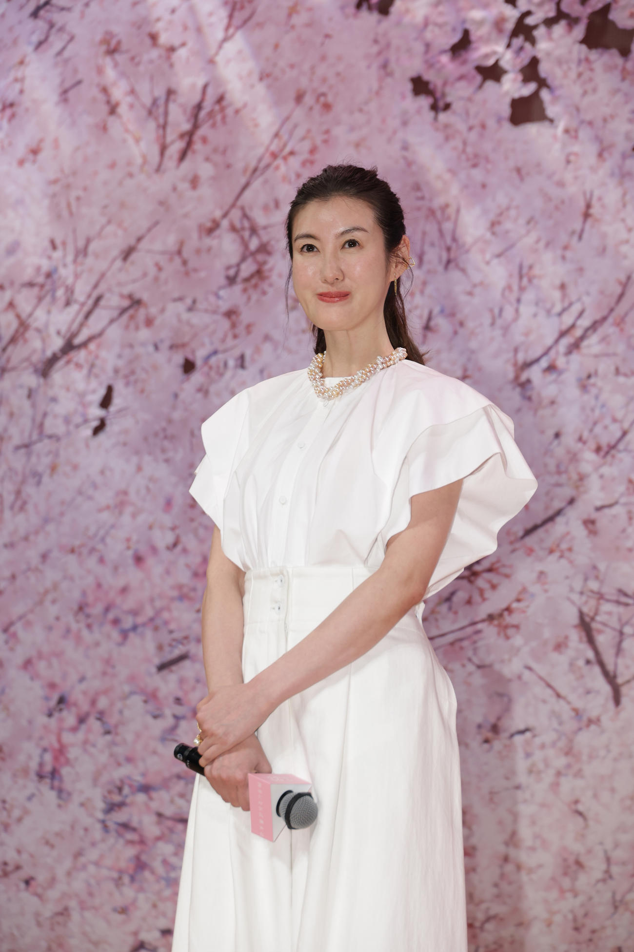 映画「四月になれば彼女は」完成披露舞台あいさつを行ったともさかりえ（撮影・中島郁夫）