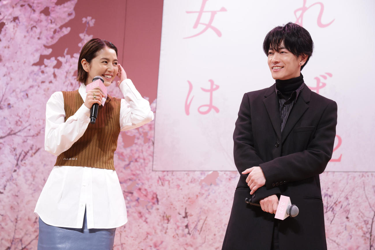 映画「四月になれば彼女は」完成披露舞台あいさつを行った長澤まさみ（左）と佐藤健（撮影・中島郁夫）