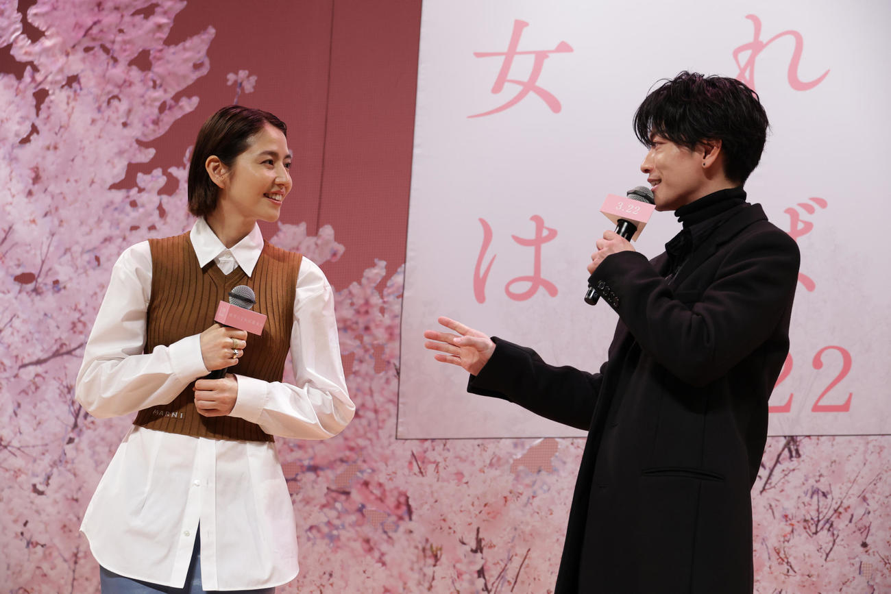 映画「四月になれば彼女は」完成披露舞台あいさつを行った長澤まさみ（左）と佐藤健（撮影・中島郁夫）