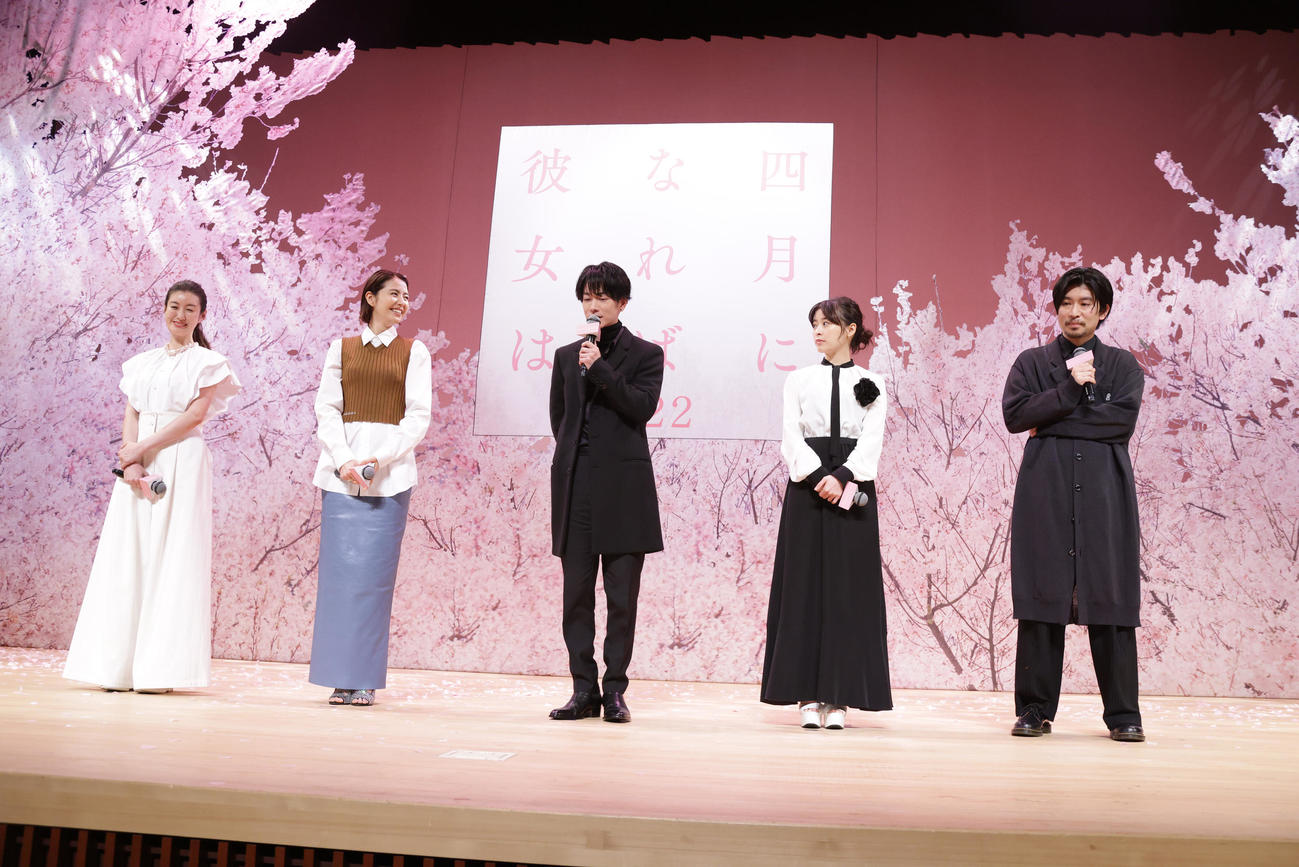 映画「四月になれば彼女は」完成披露舞台あいさつを行った、左からともさかりえ、長澤まさみ、佐藤健、森七菜、山田智和監督（撮影・中島郁夫）