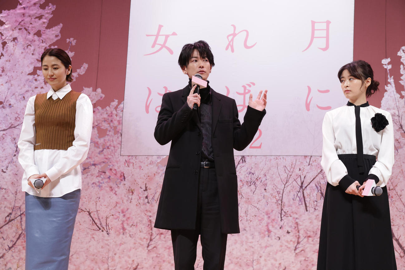 映画「四月になれば彼女は」完成披露舞台あいさつを行った、左から長澤まさみ、佐藤健、森七菜（撮影・中島郁夫）