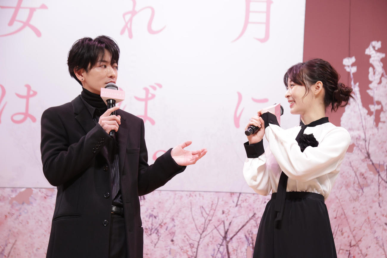 映画「四月になれば彼女は」完成披露舞台あいさつを行った佐藤健（左）と森七菜（撮影・中島郁夫）