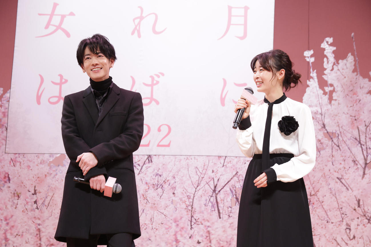 映画「四月になれば彼女は」完成披露舞台あいさつを行った佐藤健（左）と森七菜（撮影・中島郁夫）