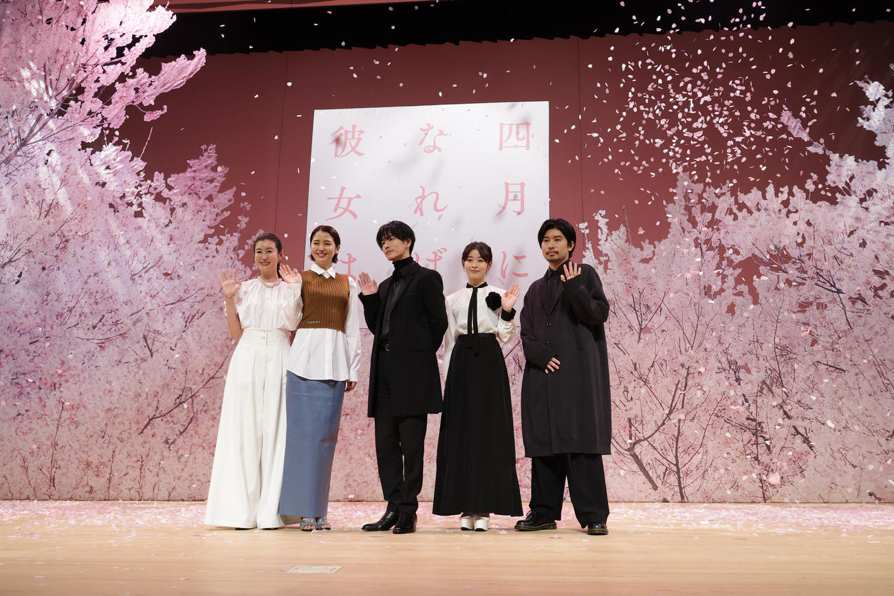 映画「四月になれば彼女は」完成披露舞台あいさつを行った、左からともさかりえ、長澤まさみ、佐藤健、森七菜、山田智和監督（撮影・中島郁夫）