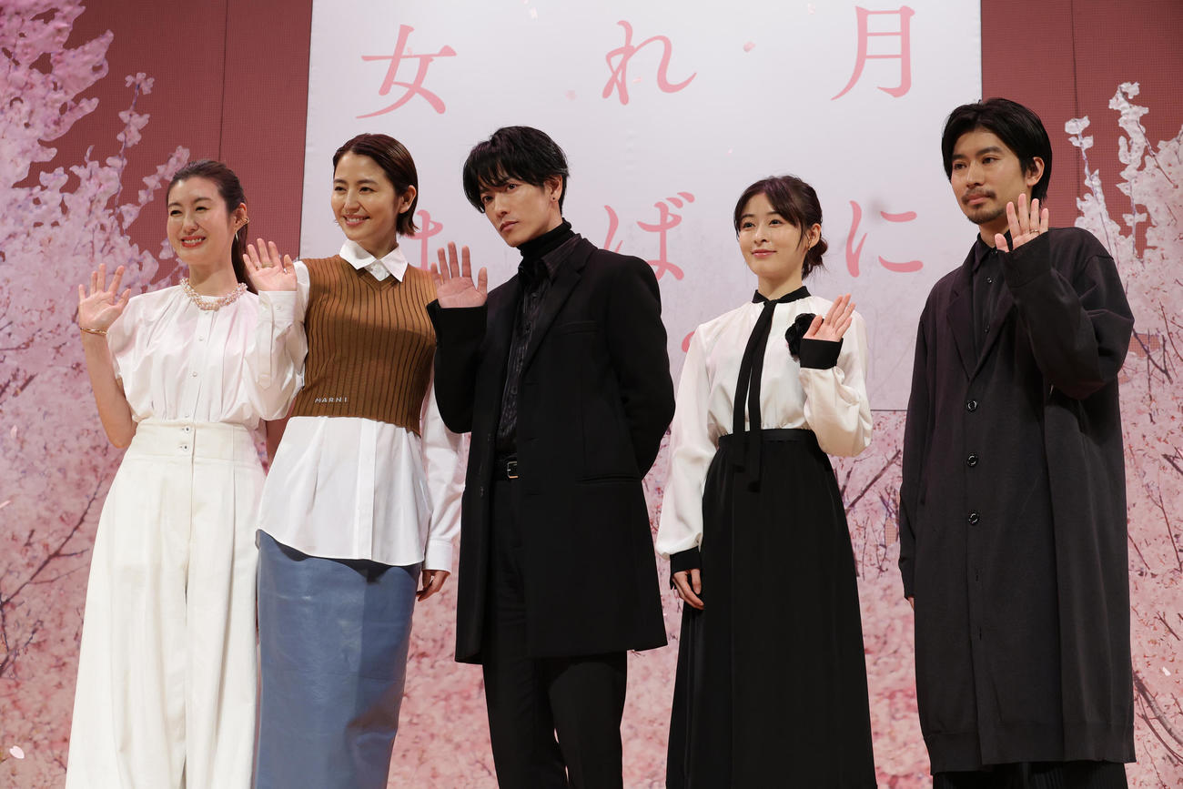 映画「四月になれば彼女は」完成披露舞台あいさつを行った、左からともさかりえ、長澤まさみ、佐藤健、森七菜、山田智和監督（撮影・中島郁夫）