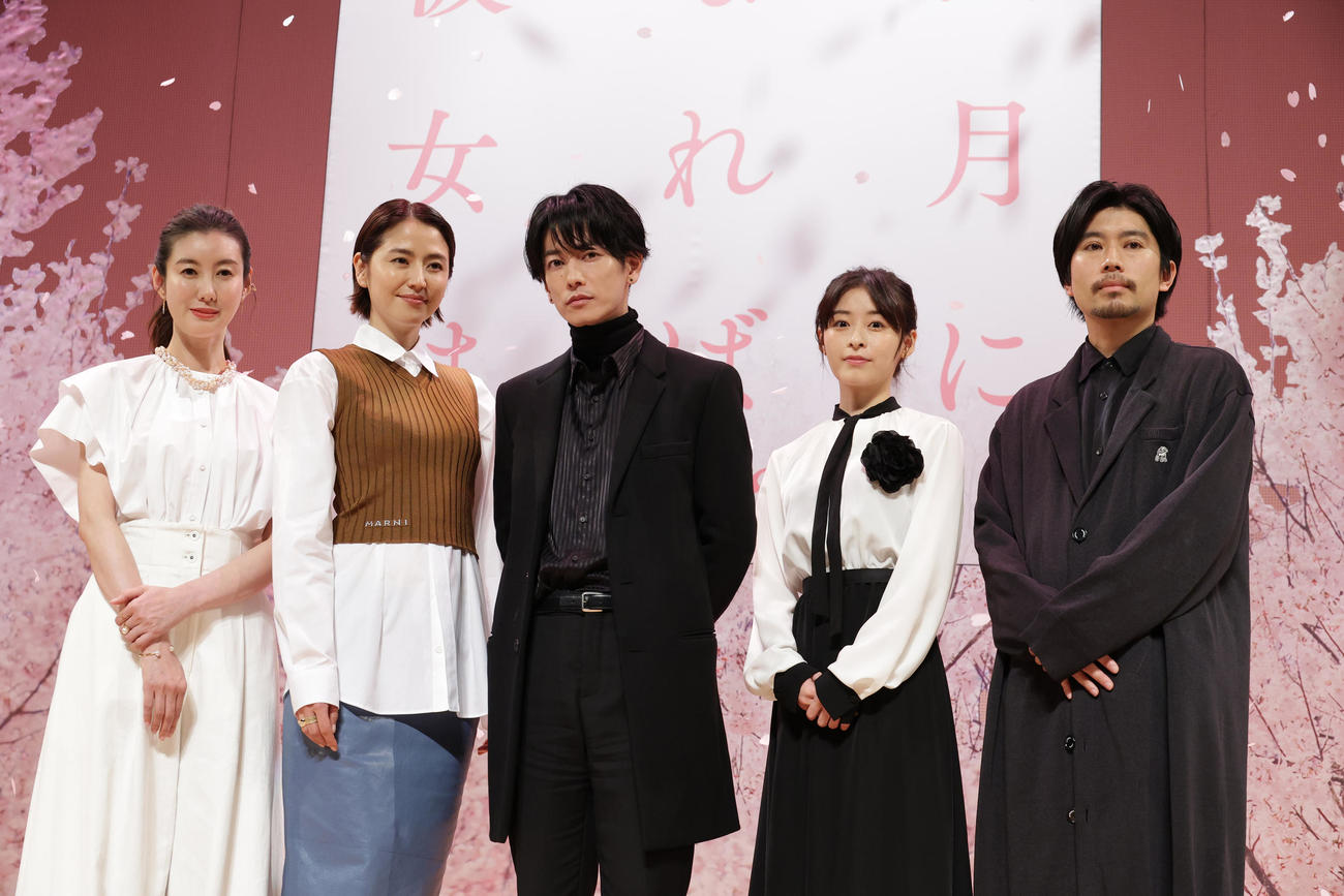 映画「四月になれば彼女は」完成披露舞台あいさつを行った、左からともさかりえ、長澤まさみ、佐藤健、森七菜、山田智和監督（撮影・中島郁夫）
