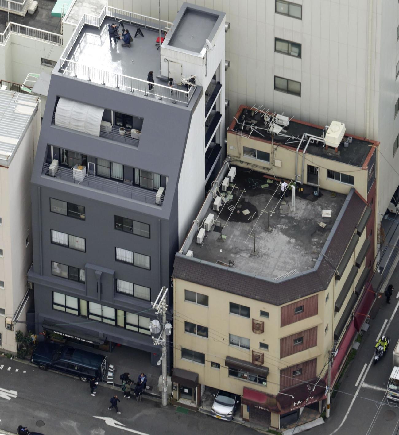 男子大学生が転落死する事件があった7階建てビル（左）と4階建てビル（共同）