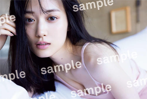 乃木坂46山下美月セカンド写真集「ヒロイン」の特典ポストカード(撮影・須恵隆治氏)