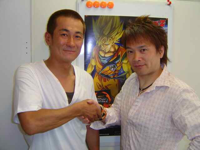 ドラゴンボールのポスターを前にガッチリ握手を交わす高橋洋樹（左）と影山ヒロノブ