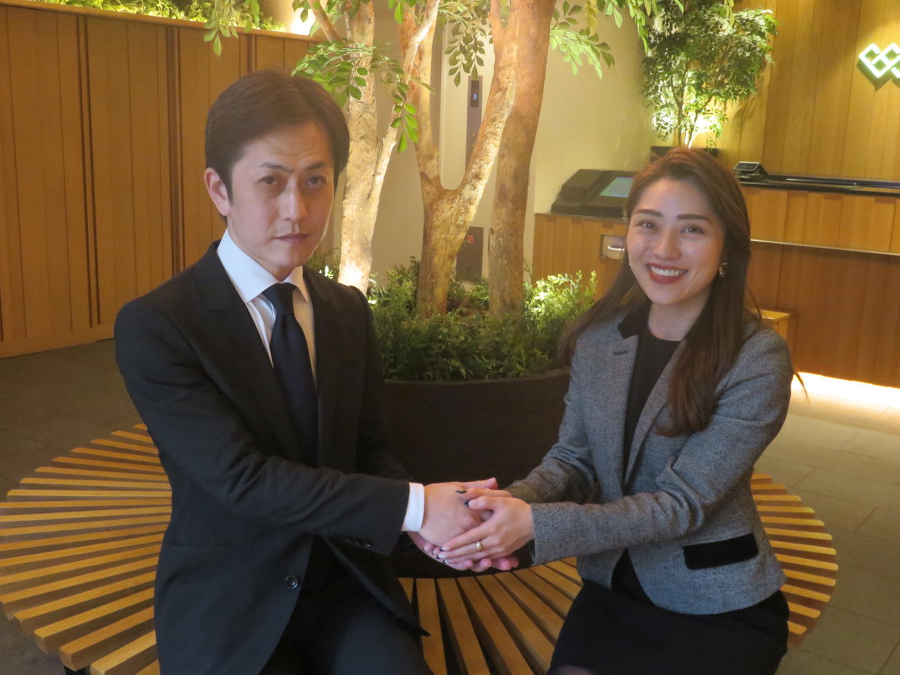 野田友ダイヤモンドダイニング複合カフェ事業部長（左）と小林千花ファーストキャビンHD社長