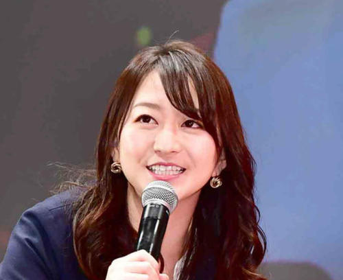 テレ東片渕茜アナが中原みなみアナと仲良し２ショット「どうしても飛行機と一緒に撮りたかった」