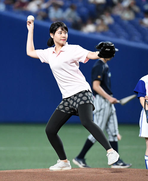 メ～テレ望木聡子アナ、極寒釣りロケのオフショット公開　「雪の中なにも釣れなかった人の顔」