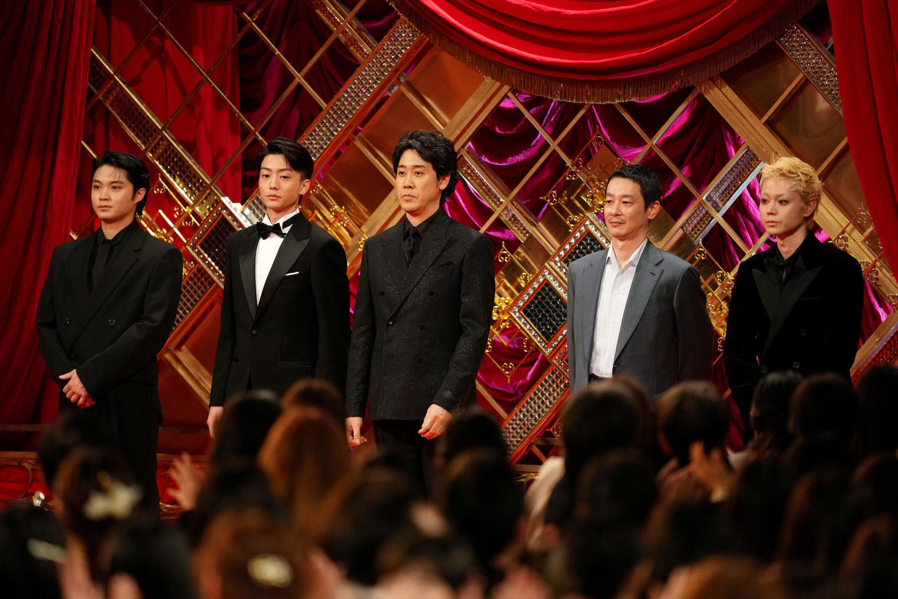 入場する優秀助演男優賞の、左から磯村勇斗、伊藤健太郎、大泉洋、加瀬亮、菅田将暉（撮影・横山健太）