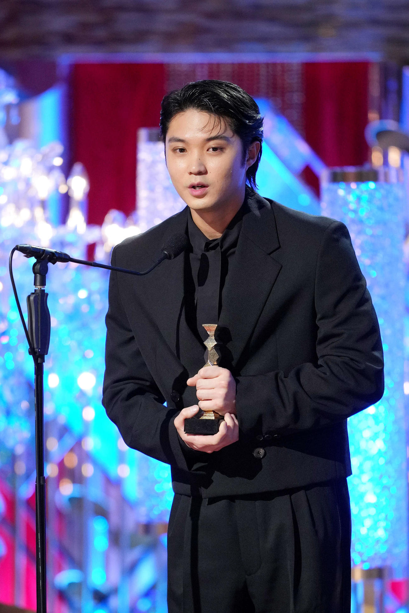最優秀助演男優賞を受賞しスピーチする磯村勇斗（撮影・横山健太）