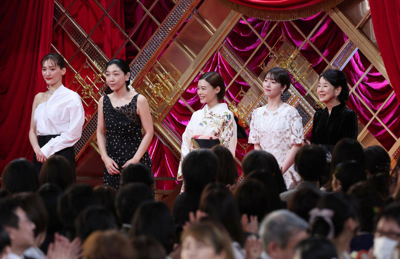 第47回　日本アカデミー賞　レッドカーペットを歩く優秀主演女優賞の、左から綾瀬はるか、安藤サクラ、杉咲花、浜辺美波、吉永小百合（代表撮影）＝2024年3月8日午後2時58分、東京中日スポーツ代表撮影
