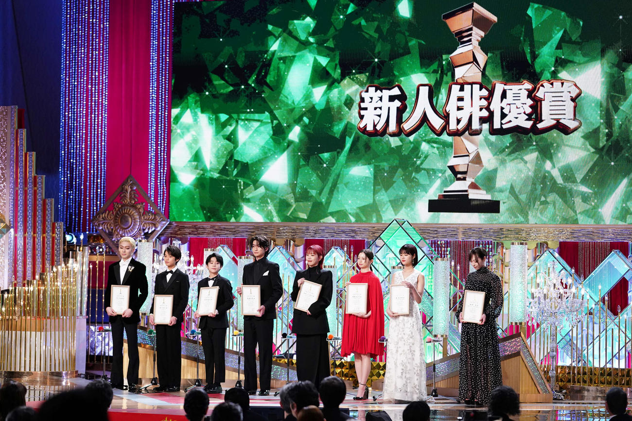 新人俳優賞を受賞する、左から市川染五郎、黒川想矢、柊木陽太、高橋文哉、アイナ・ジ・エンド、桜田ひより、原菜乃華、福原遥（撮影・横山健太）