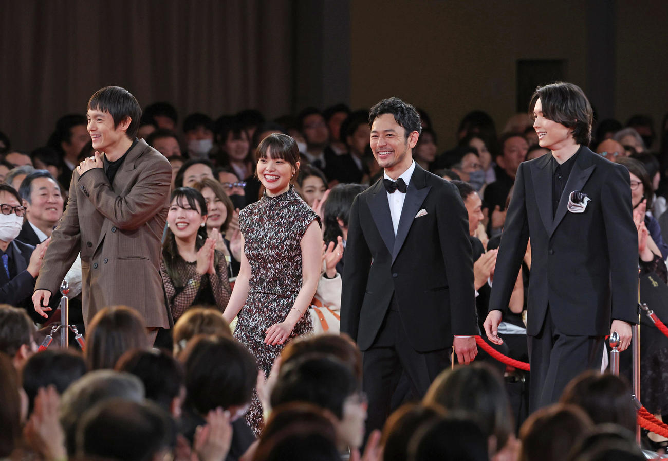 レッドカーペットを歩くプレゼンターの、左から窪田正孝、岸井ゆきの、妻夫木聡、松村北斗（代表撮影）