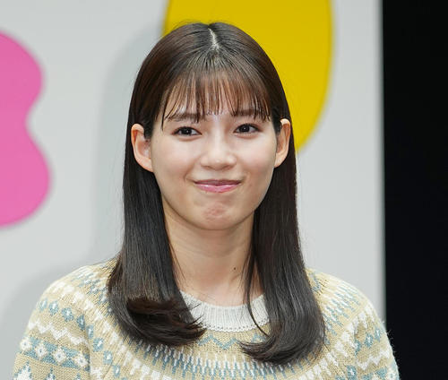 石井杏奈がベッド上でスエット上下姿、さまざまポーズ披露「いつもかわいい　お姫様様」