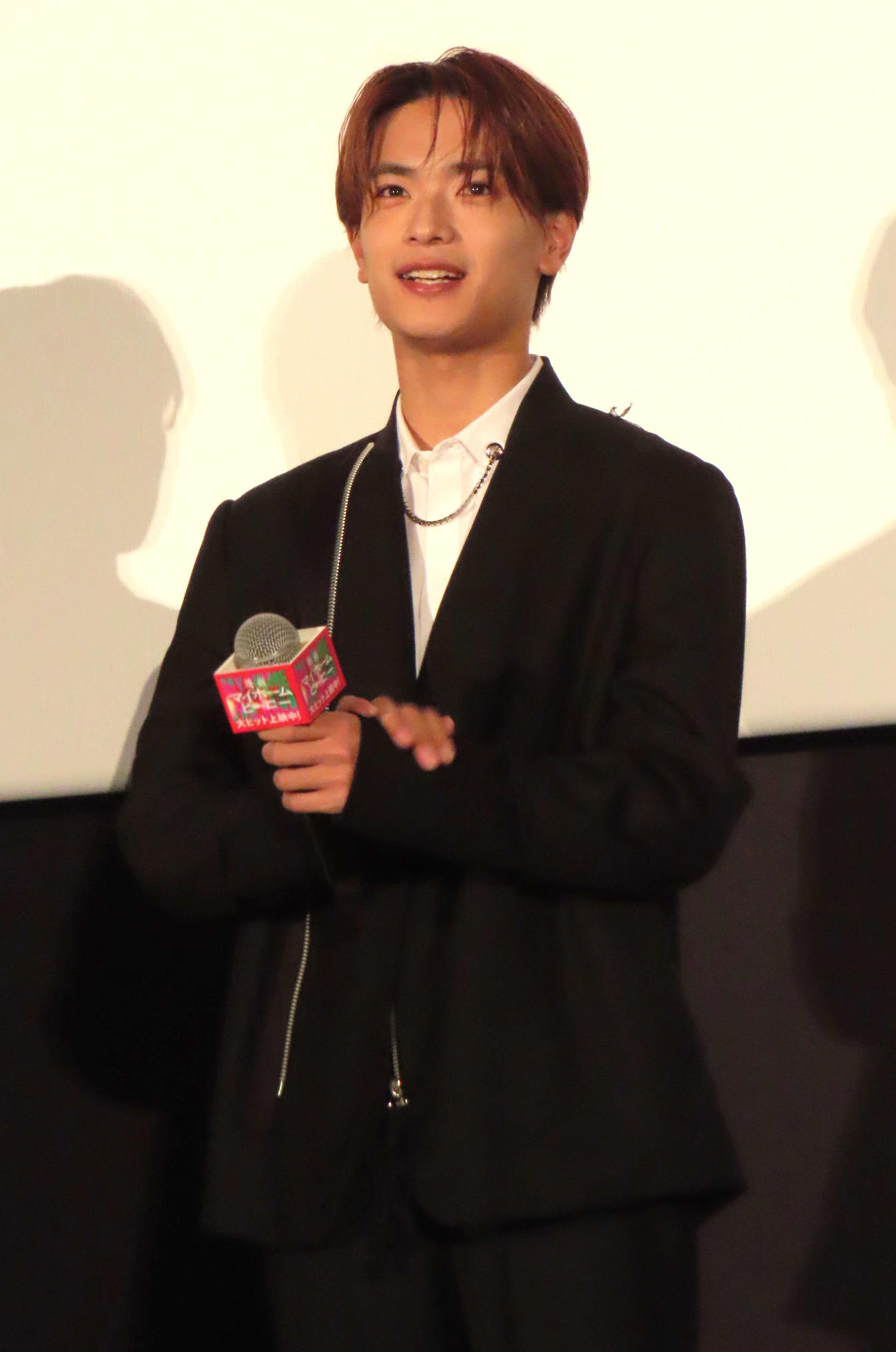 映画「マイホームヒーロー」初日舞台あいさつに登壇したなにわ男子高橋恭平