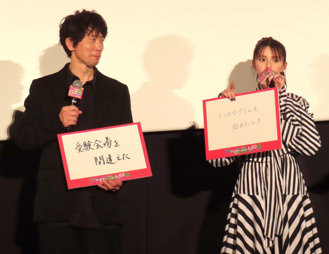 映画「マイホームヒーロー」初日舞台あいさつに登壇した佐々木蔵之介（左）と齋藤飛鳥