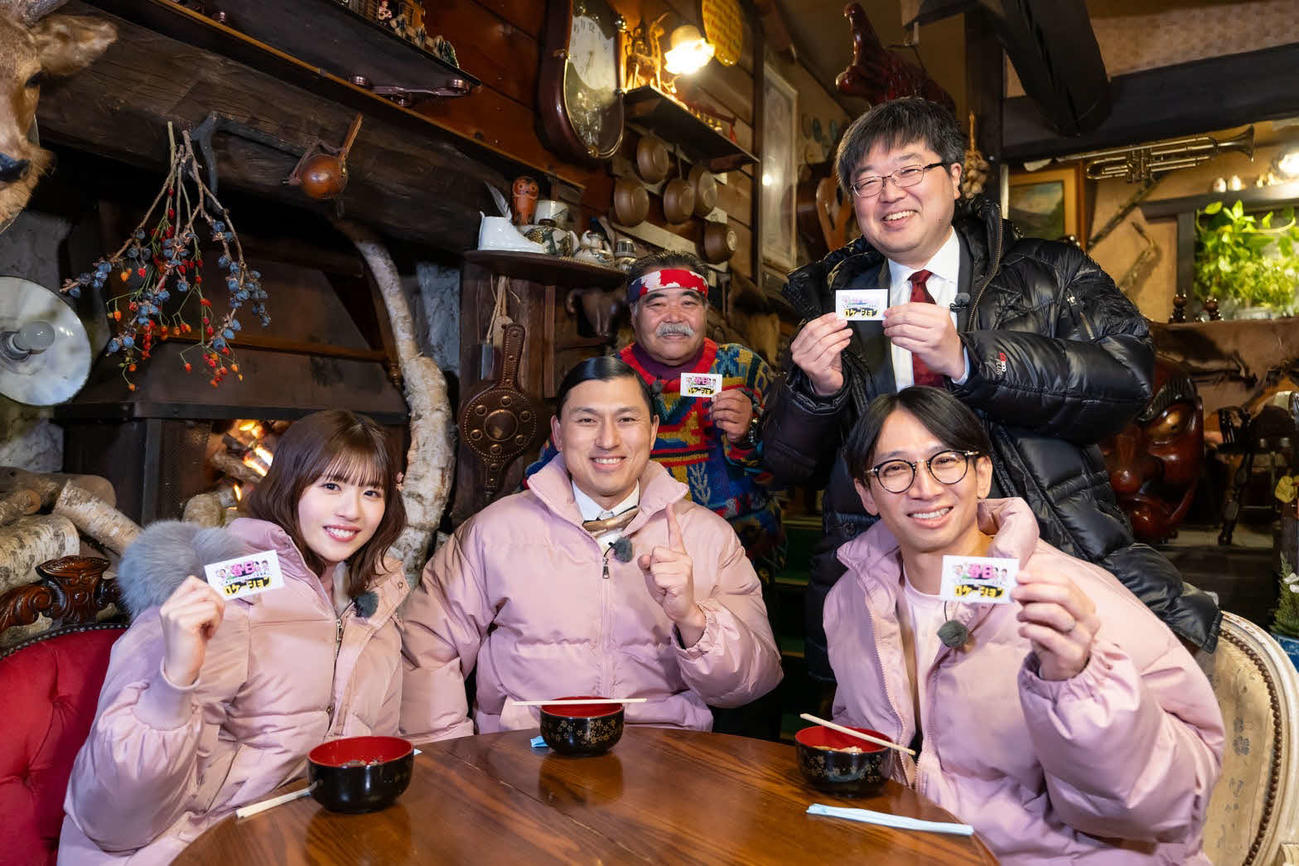 「春日ロケーション」のロケで軽井沢を旅した、前列左から日向坂46松田好花、オードリー春日俊彰、どきどきキャンプの佐藤満春、後列は左から西軽井沢ケーブルテレビの石川伸一社長、長野・御代田町の小園ひろし町長