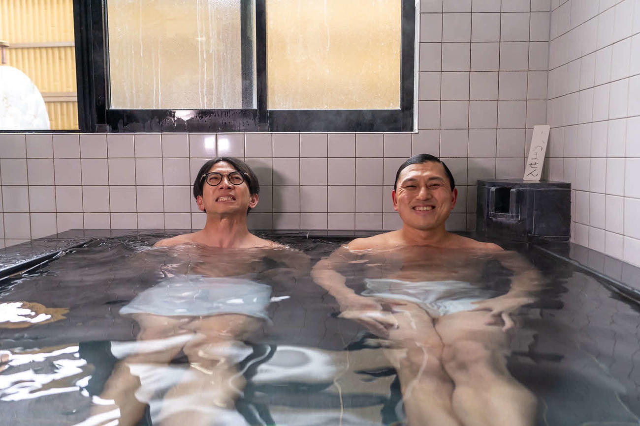 「春日ロケーション」のロケで軽井沢を旅し、入浴するオードリー春日俊彰（右）と、どきどきキャンプの佐藤満春