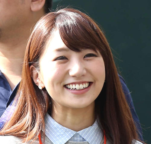 フジ松村未央アナ「母からもらった昔のものなのですが…」孔雀ブローチを着けた衣装オフショ公開