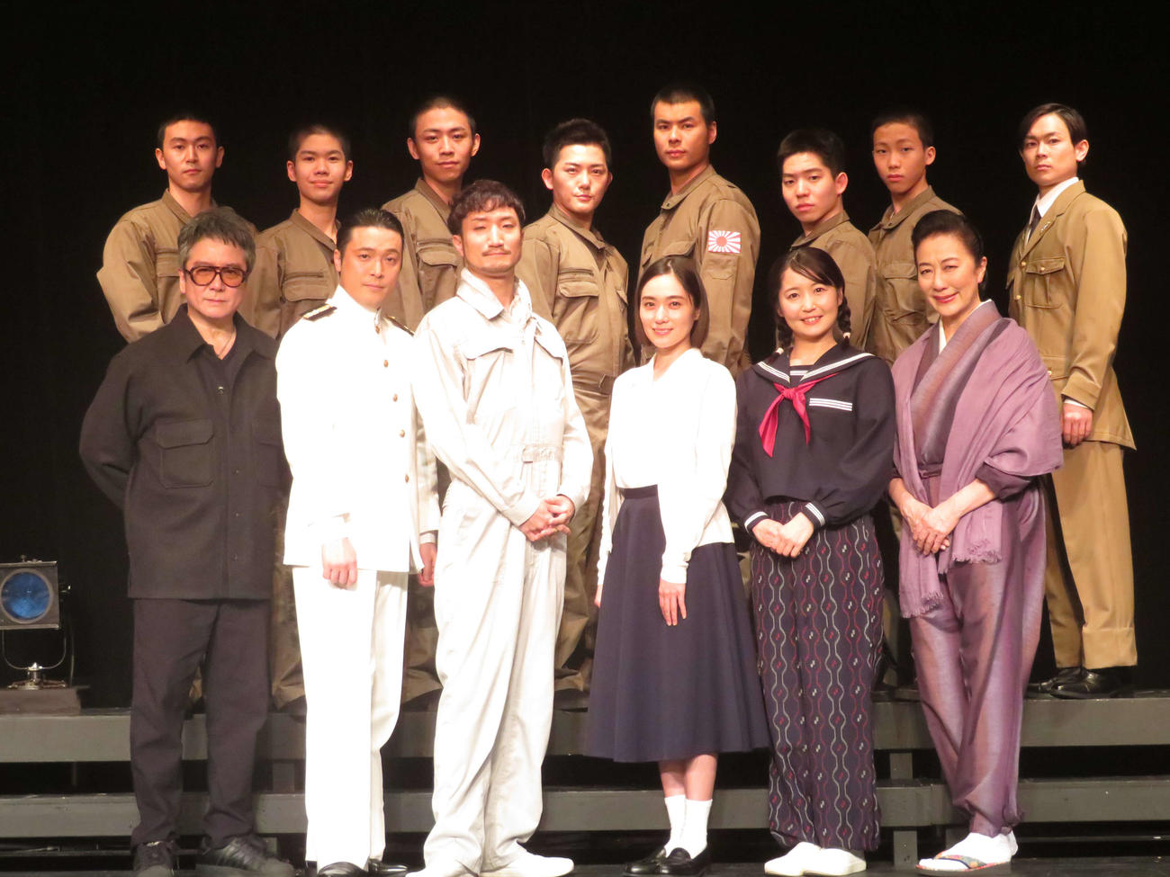 舞台「あゝ同期の桜」公開ゲネプロに出席した下段左から錦織一清、渋谷天笑、岡本悠紀、小澤真利奈、惣田紗莉渚、高汐巴、上段左から高橋虎之介、渡口和志、吉田和正、室将也、片岡保海、釜谷海来、新井元輝、岡澤由樹