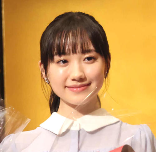 芦田愛菜、宮沢氷魚が公式グッズ手に笑顔オフショ公開　TBS日曜劇場「さよならマエストロ」