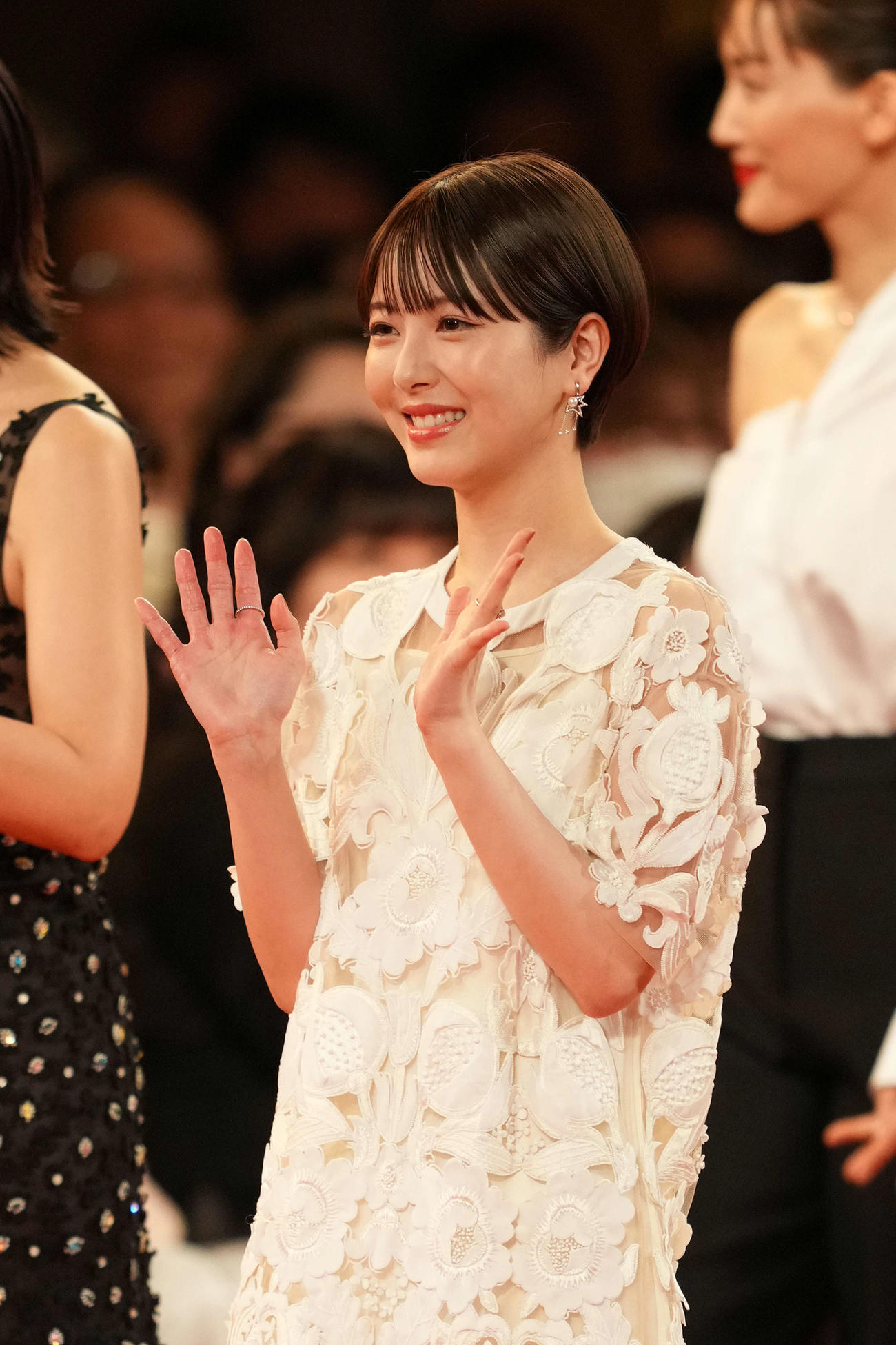レッドカーペットを歩く、優秀主演女優賞の浜辺美波（撮影・横山健太）