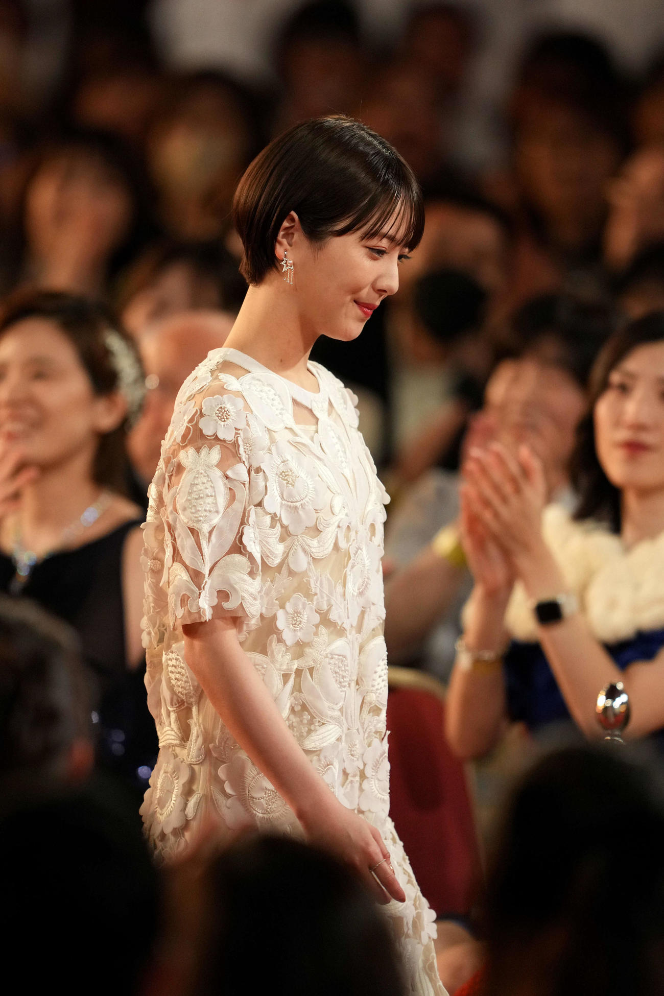 レッドカーペットを歩く、優秀助演女優賞の浜辺美波（撮影・横山健太）