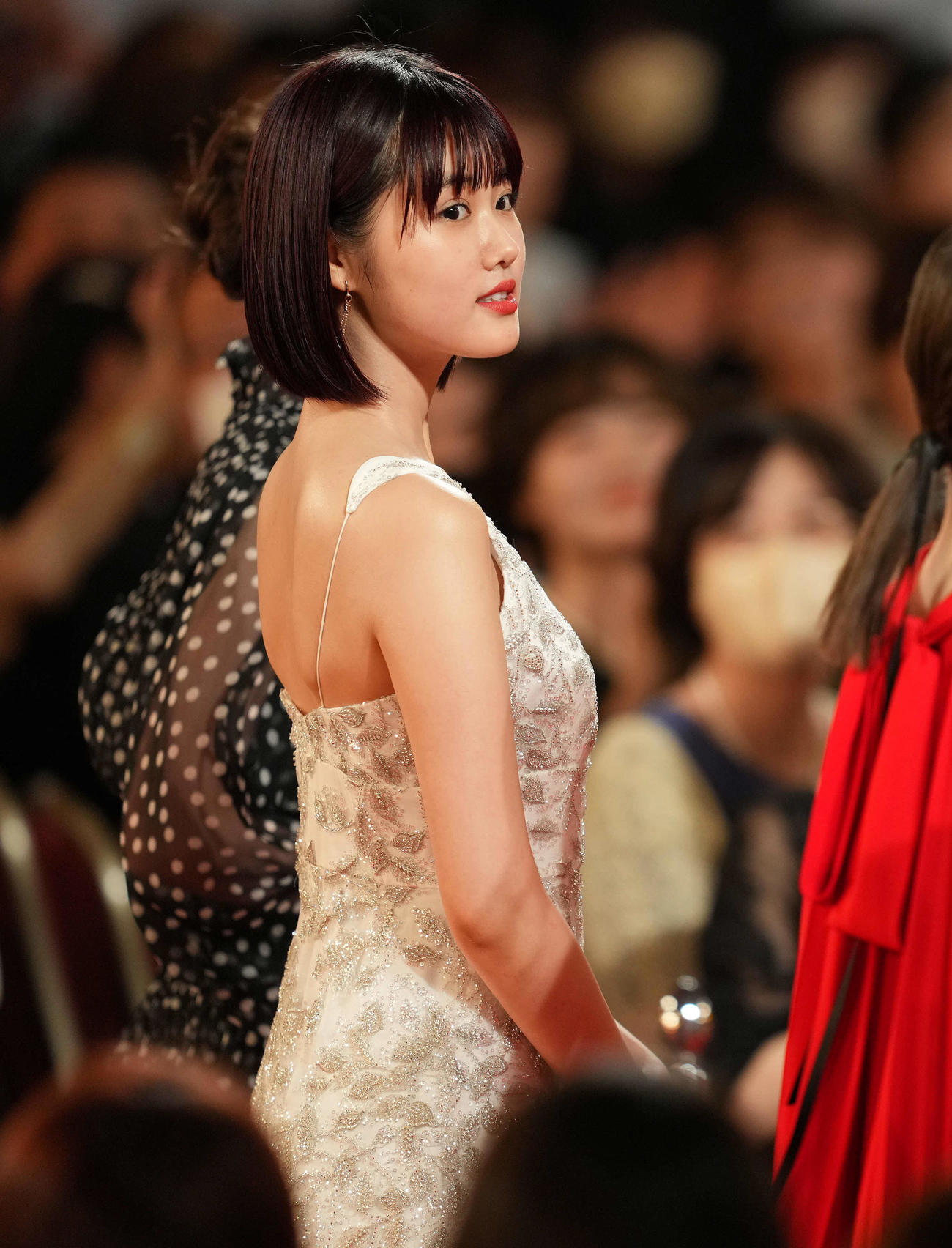 レッドカーペットを歩き入場する、新人俳優賞の原菜乃華（撮影・横山健太）