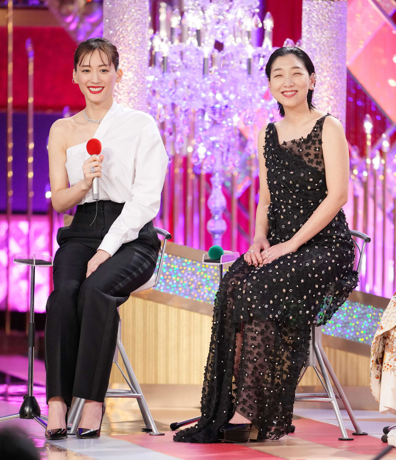 ステージで笑顔を見せる綾瀬はるか（左）と安藤サクラ（撮影・横山健太）