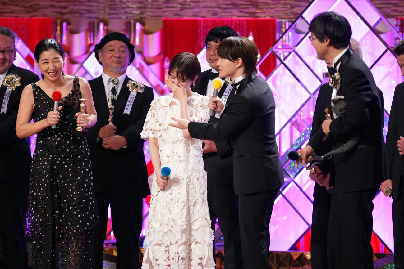 最優秀作品賞を受賞し、ステージで笑顔を見せる、手前左から安藤サクラ、浜辺美波、神木隆之介、山崎貴監督（撮影・横山健太）