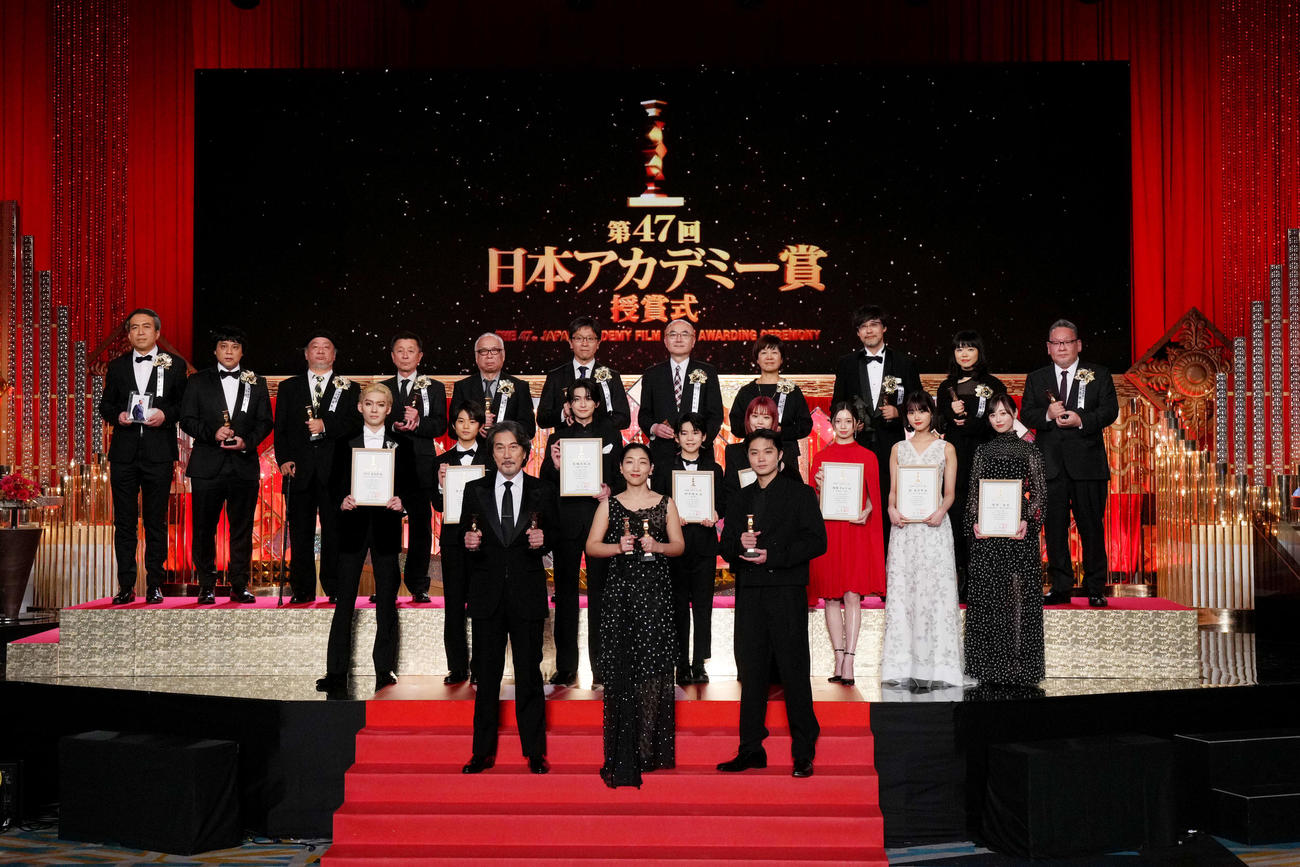 授賞式を終え、写真に納まる受賞者たち。前列左から役所広司、安藤サクラ、磯村勇斗、中列左から市川染五郎、黒川想矢、高橋文哉、柊木陽太、アイナ・ジ・エンド、桜田ひより、原菜乃華、福原遥、後列左から守屋圭一郎氏、竹内久史氏、上田なりゆき氏、柴崎幸三氏、臼井央氏、野中晋輔氏、山崎敏氏、山崎貴監督、上原ひろみ、宮島竜治氏（撮影・横山健太）