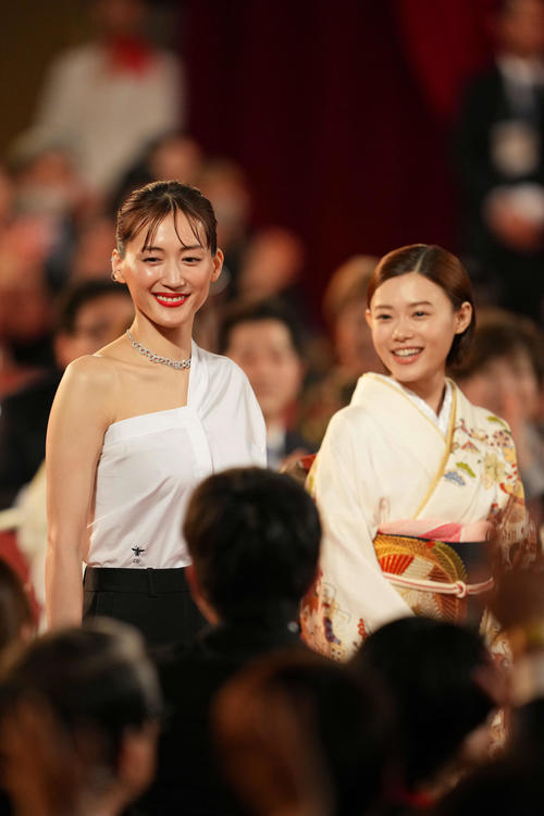 レッドカーペットを歩く優秀主演女優賞の、綾瀬はるか（左）と杉咲花（撮影・横山健太）