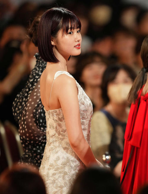 レッドカーペットを歩き入場する、新人俳優賞の原菜乃華（撮影・横山健太）