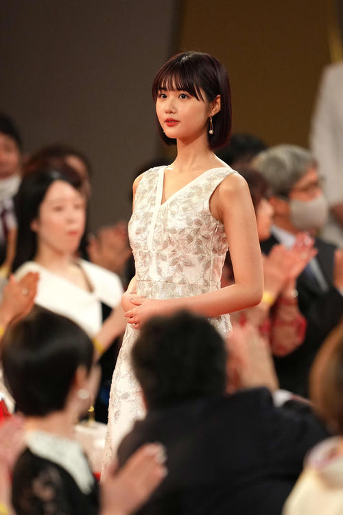 レッドカーペットを歩き入場する、新人俳優賞の原菜乃華（撮影・横山健太）