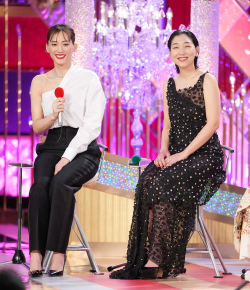 ステージで笑顔を見せる綾瀬はるか（左）と安藤サクラ（撮影・横山健太）