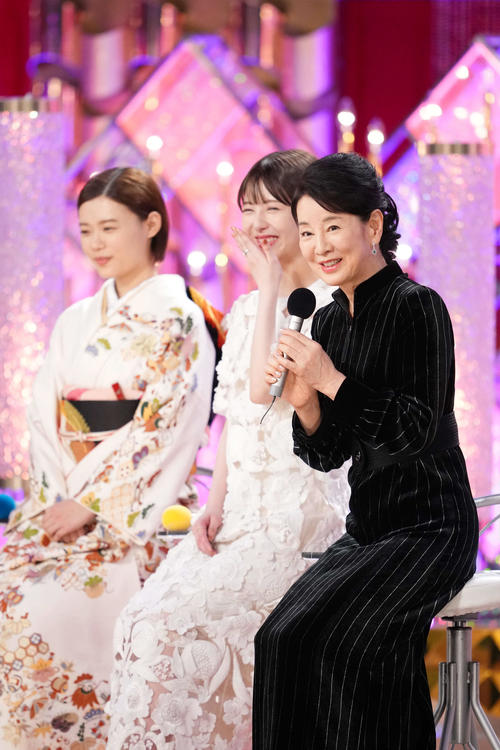 ステージで笑顔を見せる吉永小百合（手前）。左から杉咲花、浜辺美波（撮影・横山健太）