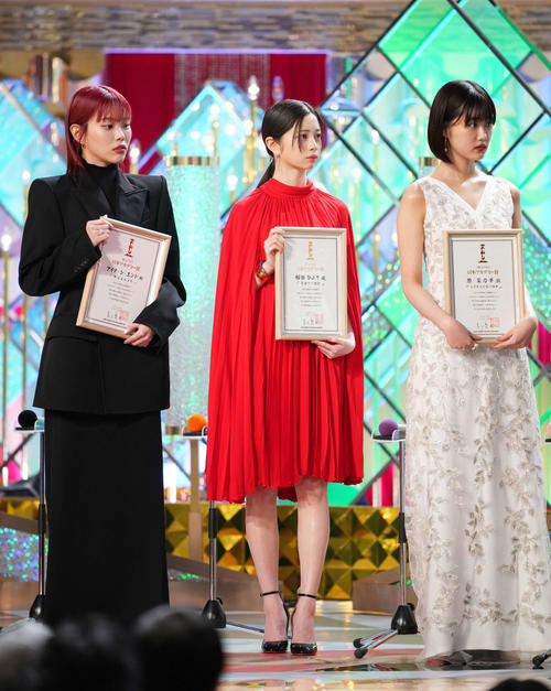 新人俳優賞を受賞する、左からアイナ・ジ・エンド、桜田ひより、原菜乃華（撮影・横山健太）