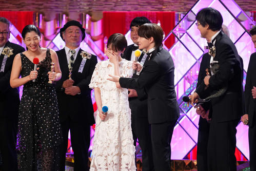 最優秀作品賞を受賞し、ステージで笑顔を見せる、手前左から安藤サクラ、浜辺美波、神木隆之介、山崎貴監督（撮影・横山健太）