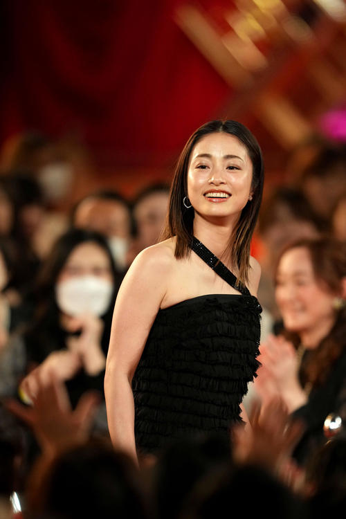 レッドカーペットを歩く、優秀助演女優賞の上戸彩（撮影・横山健太）