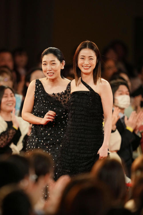 レッドカーペットを歩く優秀助演女優賞の、安藤サクラ（左）と上戸彩（撮影・横山健太）