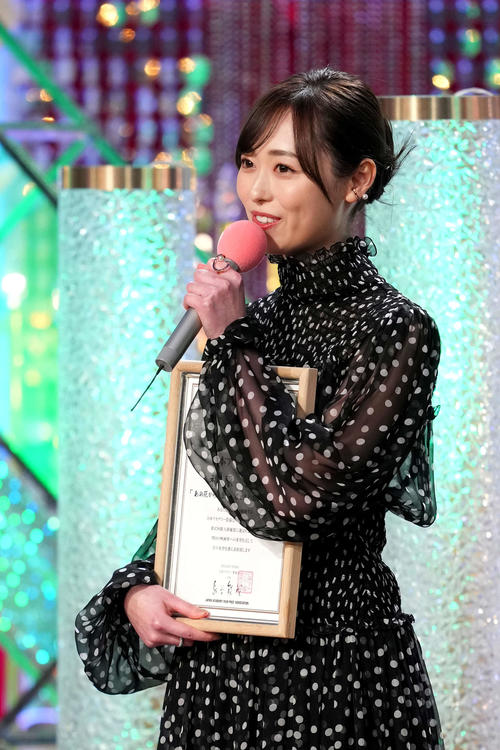 新人俳優賞を受賞し、スピーチする福原遥（撮影・横山健太）
