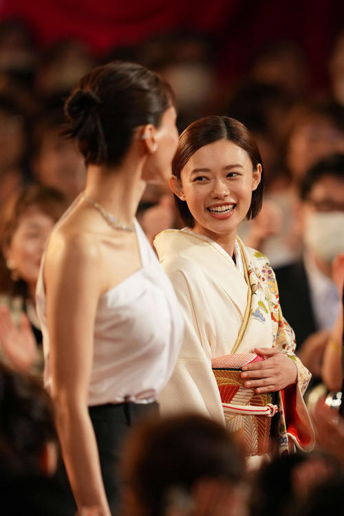 レッドカーペットを歩く、優秀主演女優賞の杉咲花（撮影・横山健太）